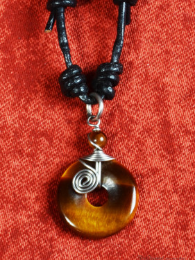 Tijgeroog pi-schijf hanger met zilverdraad en leren koord