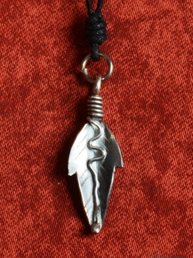 Hanger verzilverd bladvorm met slangmotief