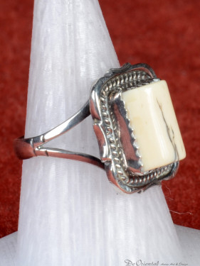 Zilveren ring met rechthoekig beeninlegwerk