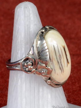 Zilveren ring met ovaal geslepen been en bloemmotief