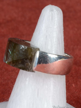 Zilveren ring met rechthoekige labradoriet