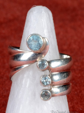 Zilveren ring met vier blauwe topaasstenen