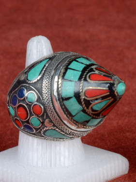 Zeer ware Tibetaanse ring met turkoois en koraal.