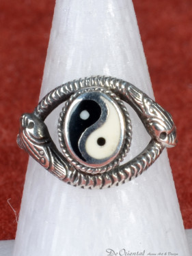 Zilveren slangring met yin-yang symbool