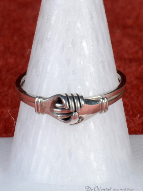 Unieke ring met 2 in elkaar passende handen  925