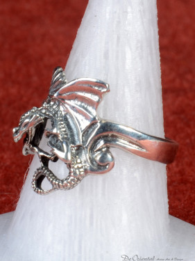 Gedetailleerde ring met vliegende draak 925