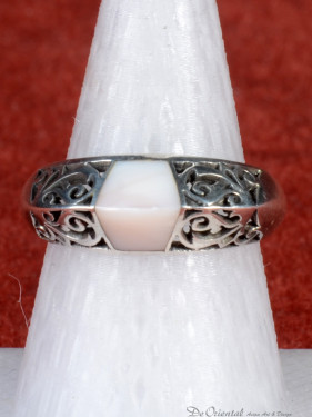 Zilveren ring met witte agaat en filigraan decor