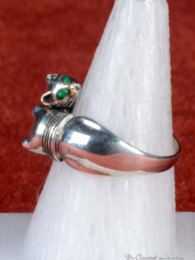Zilveren ring met dubbele kattekoppen en groene ogen