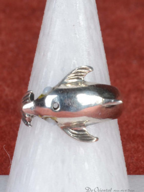 Ring met dolfijn ingelegd met witte agaat 925