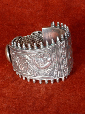 Brede vintage zilveren armband met gravures en boldecoratie