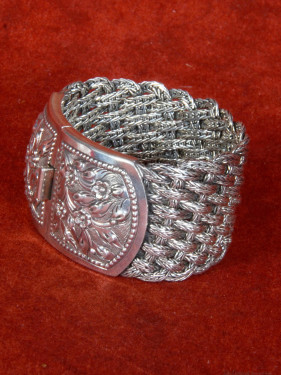 Brede sterling zilveren armband met florale sluiting