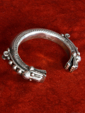 Armband met draakkoppen