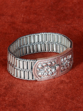 Zilveren armband met bloemmotief 