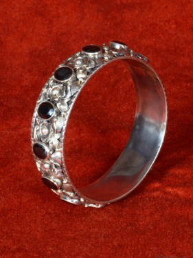 Armband met 13 zwarte spinelstenen 