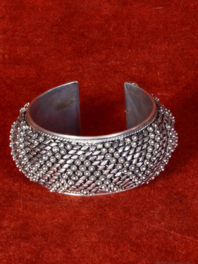 Cuff-armband met fijn bloemenpatroon