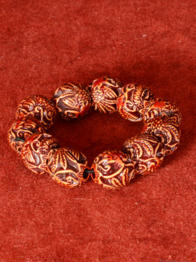 Armband met grote, gegraveerde kralen