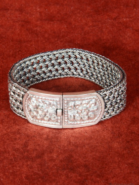 Zilveren armband met bloemmotief 