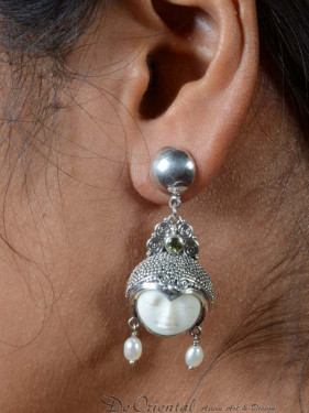 Balinese Eclips of maangezicht oorbellen met peridoot steentje