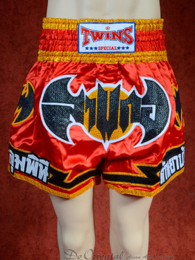 Originele Twins wedstrijd short Muay Thai black bat on red