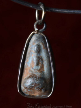 Phra Nua Chin Pim Lek amulet met Boeddha
