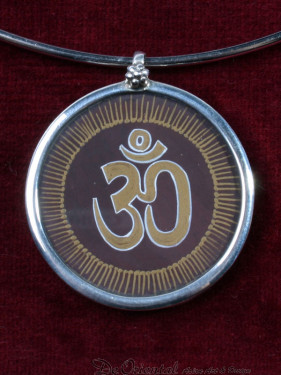 Hanger zilver met een handgeschilderd tekening van "Om"