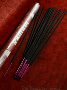 Hand gerolde wierook Gautam extra lang