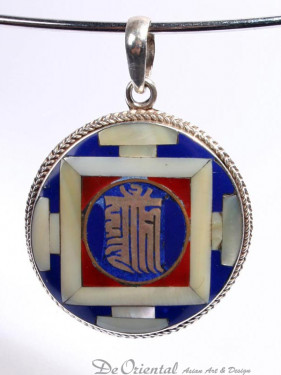 Hanger Om Mani padme hum omringt door een Mandala. Zilver ingelegd