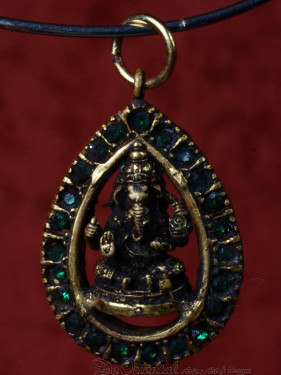 Bronzen hanger van vier armige Ganesha, met groene zirkoontjes