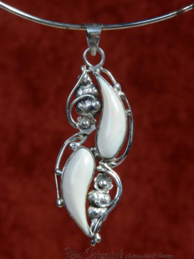 Rijkelijk bewerkte hanger met bone zetting