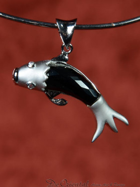 Hanger van een vis, zilver ingelegd met onyx