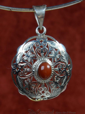 Zeer fraai opengewerkte hanger met een vatting van jaspis