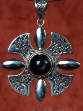 Zilveren hanger van een Keltisch kruis (Celtic Cross) met rookkwarts steen