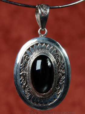Zeer fraai bewerkte hanger met een vatting van obsediaan