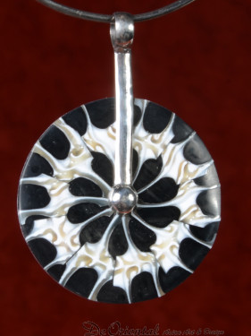 Handgemaakt sieraad van schelp