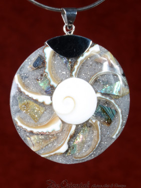 Handgemaakt sieraad van schelp en parelmoer 52mm