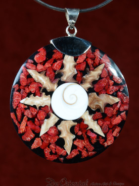 Handgemaakt sieraad van schelp en koraal 52mm