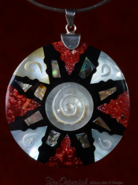 Handgemaakt sieraad van schelp, parelmoer en koraal 52mm