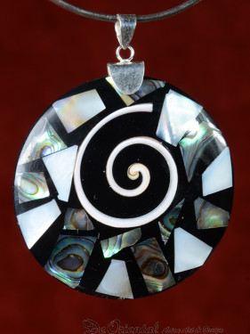 Handgemaakt sieraad van parelmoer en schelp 52 mm