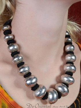 Exclusieve halsketting met zIlveren kralen uit India
