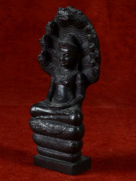 Boeddha beschermd door Naga. Gelakt brons .Lopburi stijl
