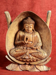 Boeddha in opengewerkte lotus gezeten in Vitakarka mudra