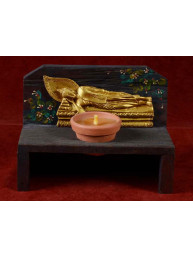Handgemaakte en beschilderde houten kandelaar met dinsdag Boeddha