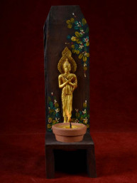 Handgemaakte en beschilderde houten kandelaar met vrijdag Boeddha