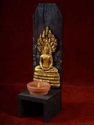 Handgemaakte en beschilderde houten kandelaar met zaterdag Boeddha