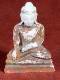 Verweerd albasten Boeddhabeeld met rest goud en rood
