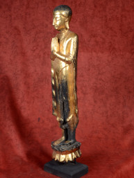 Houten tempelbeeld adorant met 18k bladgoud