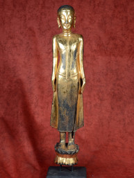 Houten tempelbeeld staande monnik met 18k bladgoud