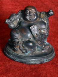 Bronzen Happy Boeddha beeldje met waaier en knapzak