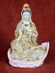 Porseleinen Quan Yin met handbeschilderde details