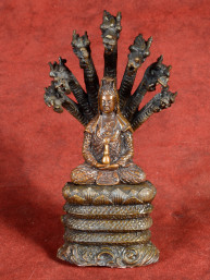 Bronzen Guanyin op Naga met zeven drakenkoppen
